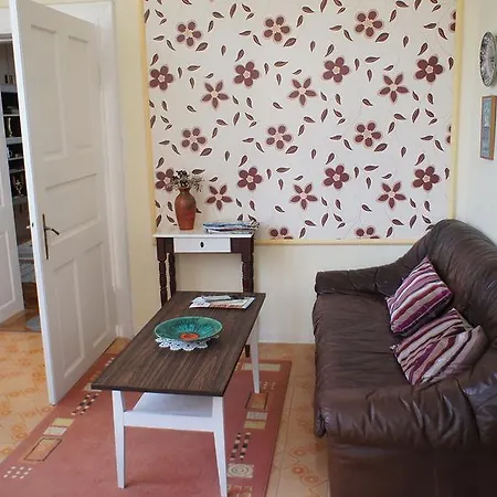 Hajnal Apartman Casa de Férias *